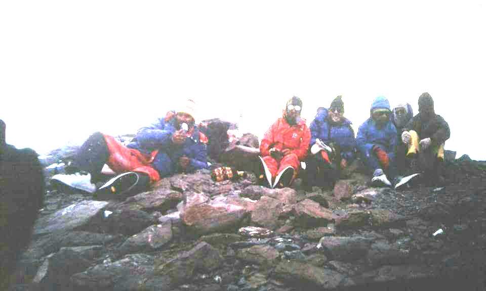 Fernando Mosquera, a los 16 años, junto a su equipo en la cumbre del Monte Aconcagua